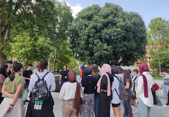 giovani durante passeggiata Migrantour Milano